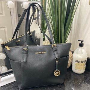 MICHAEL KORS JET SET MEDIUM SAFFIANO LEATHER TOP-ZIP TOTE BAG
